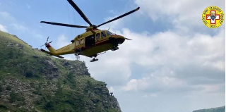Ragazza di 24 anni muore dopo essere precipitata con il parapendio